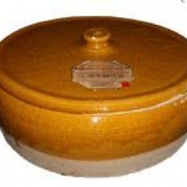 A CLAY CASSEROLE DISH WITH LID