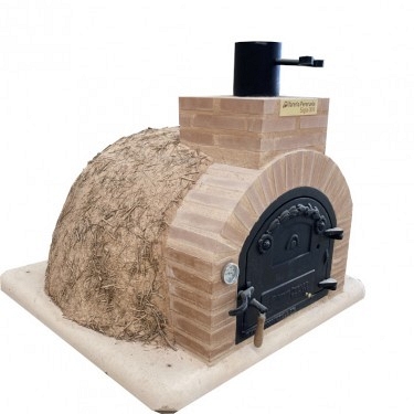 Wood-fired oven, finished in clay and straw